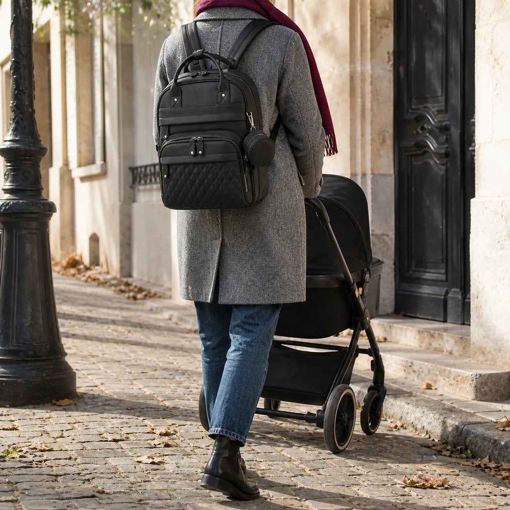 Sac à dos à langer noir porté en ville avec une poussette | NOLIERA