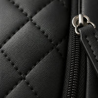 Détail des surpiqûres du sac à dos à langer noir | NOLIERA