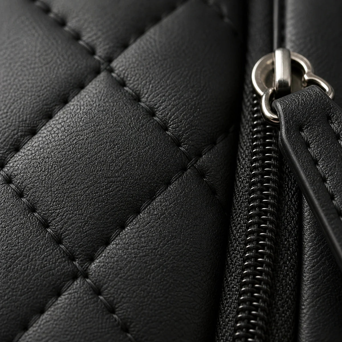 Détail des surpiqûres du sac à dos à langer noir | NOLIERA