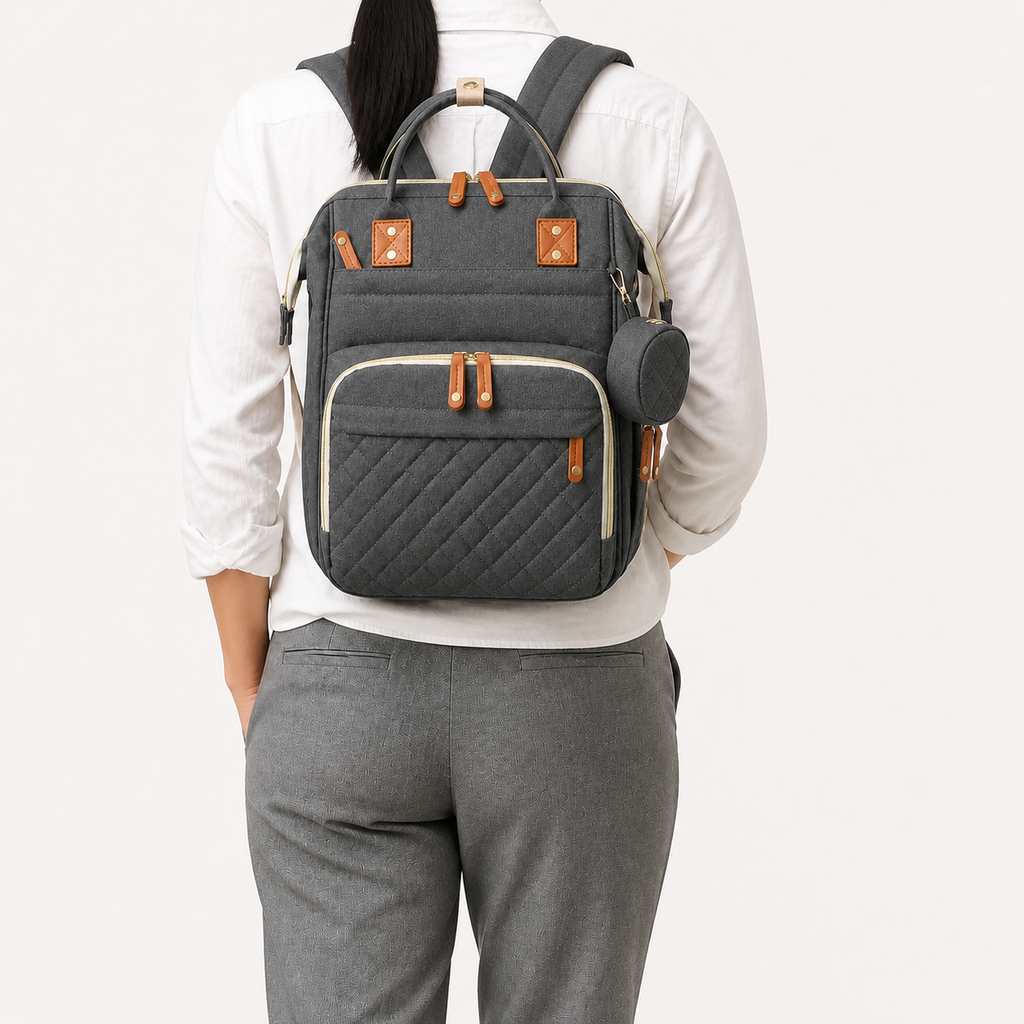Sac à dos à langer gris anthracite porté, taille réelle | NOLIERA