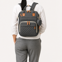 Sac à dos à langer gris anthracite porté, taille réelle | NOLIERA