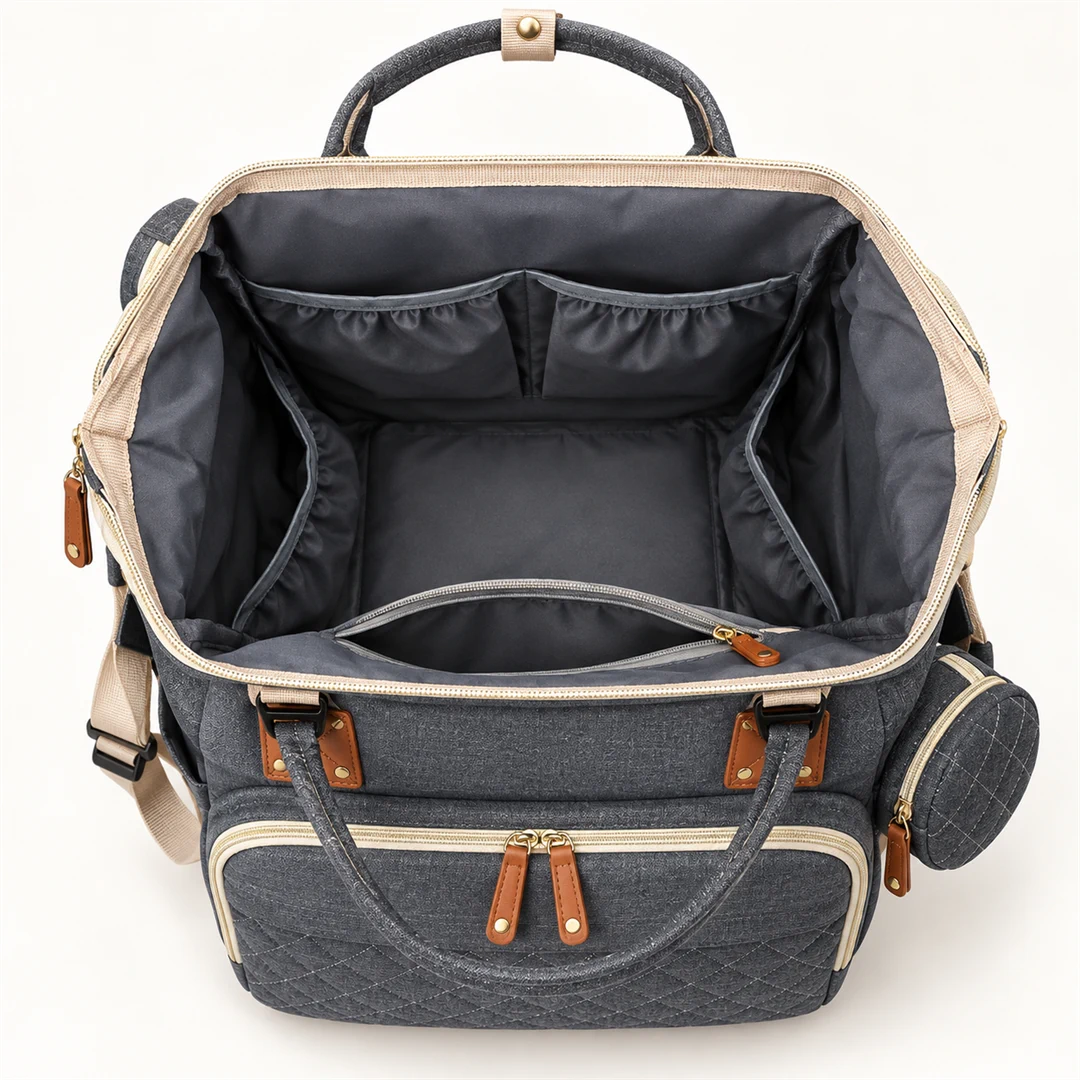 Intérieur vide du sac à dos à langer gris NOLIERA avec poches de rangement