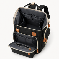 Intérieur du sac à dos à langer noir ouvert, rangements | NOLIERA