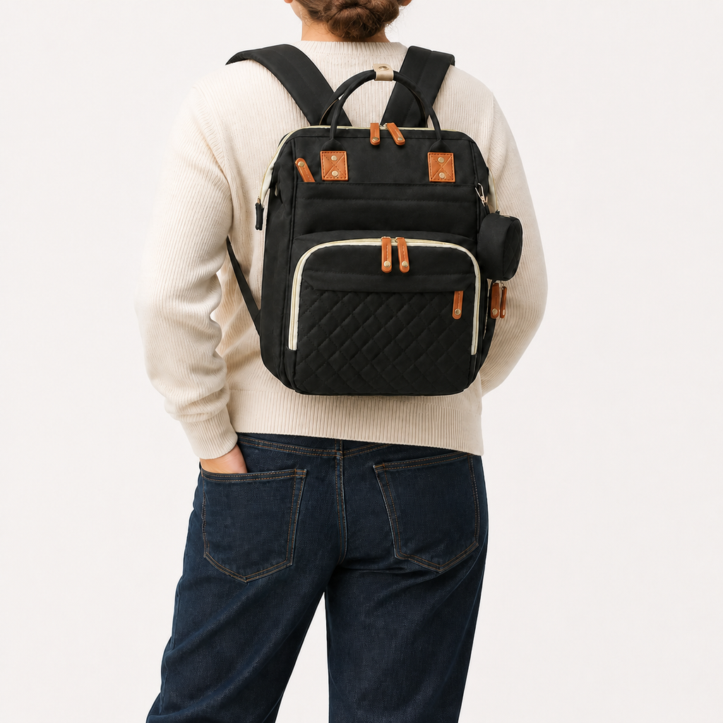 Sac à dos à langer noir porté, taille réelle | NOLIERA