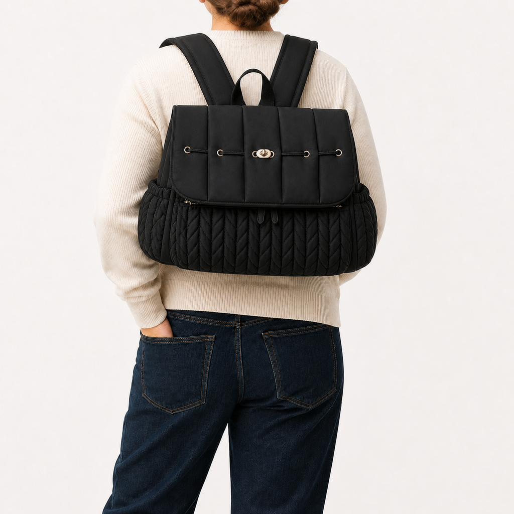 Sac à dos à langer tressé noir porté, taille réelle | NOLIERA