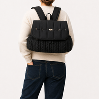 Sac à dos à langer tressé noir porté, taille réelle | NOLIERA