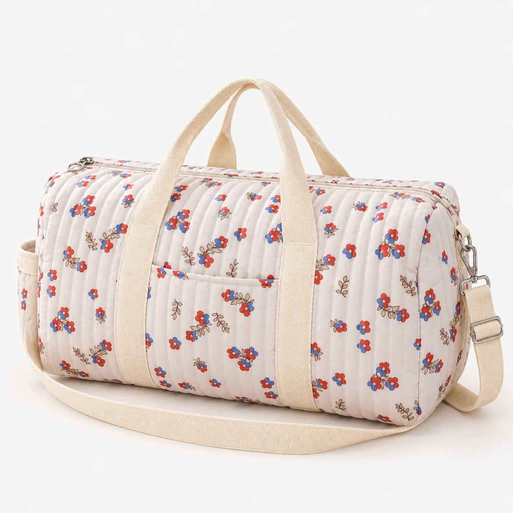 Sac de maternité matelassé imprimé de fleurs rouges et bleues, vue de trois quarts