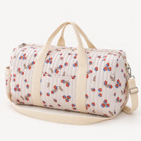 Sac de maternité matelassé imprimé de fleurs rouges et bleues, vue de trois quarts