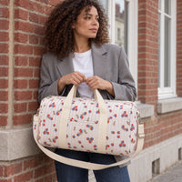 Sac de maternité matelassé motif Fleurs rouges tenu devant soi