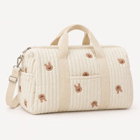 Sac de maternité matelassé écru brodé de lapins, vue de trois quarts