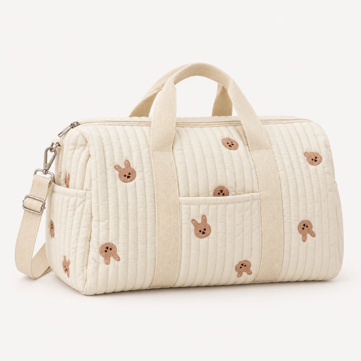 Sac de maternité matelassé écru brodé de lapins, vue de trois quarts