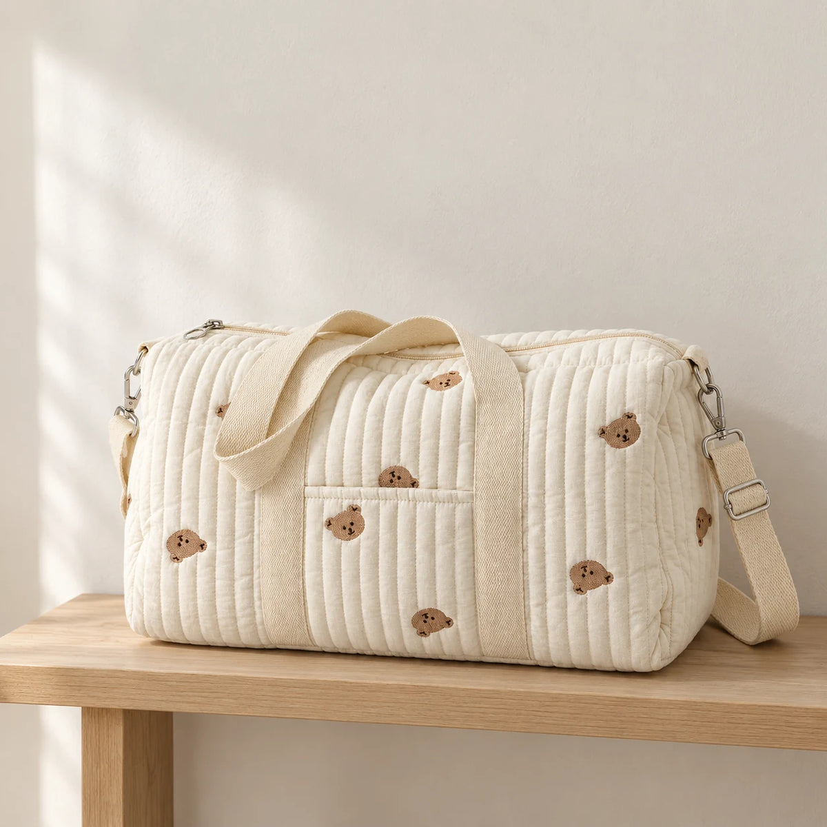 Sac de maternité matelassé motif Ourson posé dans une entrée