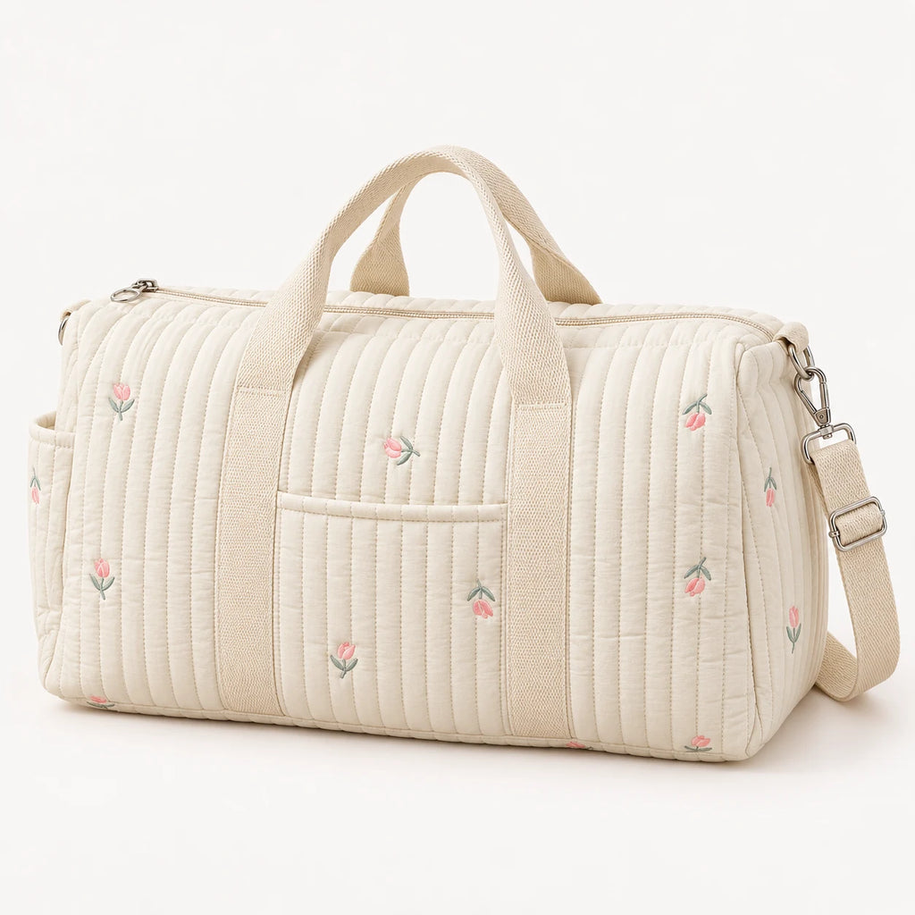 Sac de maternité matelassé écru brodé de tulipes roses, vue de trois quarts