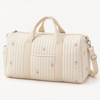 Sac de maternité matelassé écru brodé de tulipes roses, vue de trois quarts